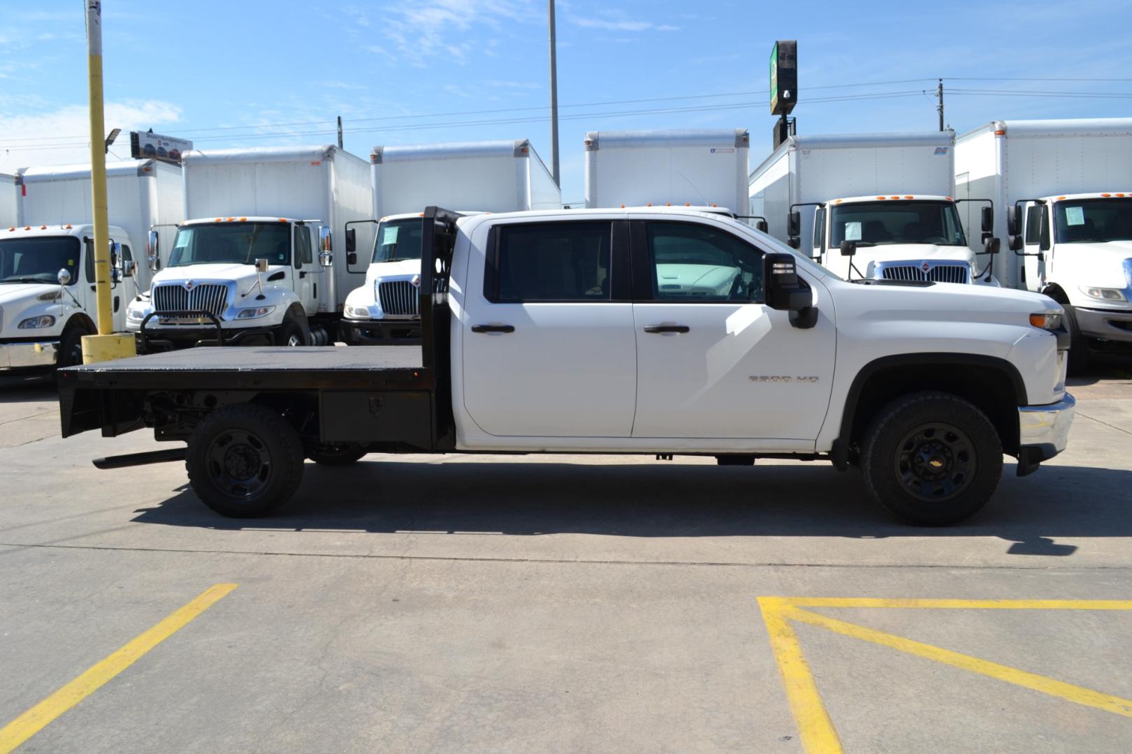 2020 WHITE /BLACK CHEVROLET 2500HD with an V8 6.6L GASOLINE engine, 6SPD AUTOMATIC transmission, located at 9172 North Fwy, Houston, TX, 77037, (713) 910-6868, 29.887470, -95.411903 - 8.5FT FLATBED, GOOSENECK HITCH, 4X4, 10,850LB GVWR , CREW CAB, WB: 158", REVERSE CAMERA, POWER WINDOWS, LOCKS & MIRRORS, TOOLBOX - Photo#3
